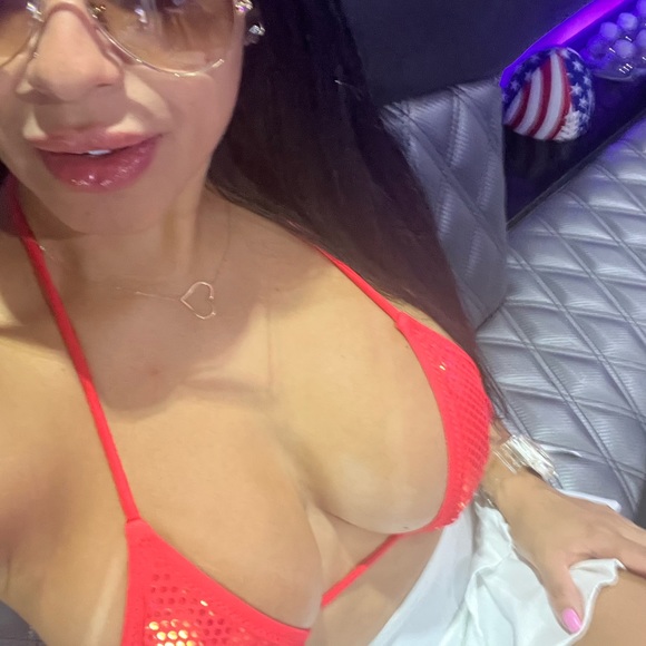 Hi there welcome to my closet feel free to bundle & save! 👠🛍️💋✨🧸🥂 - Picture 3 of 16